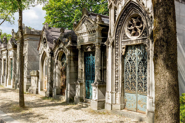 Shutterstock Pere Lachaise Cemetery